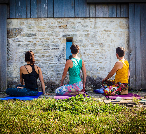 Cours en yoga en groupe